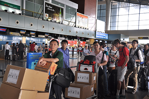Với những người mang nhiều đồ đạc, hành lý thì sự chờ đợi là thảm cảnh