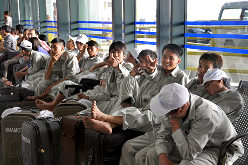 Tốp công nhân này được thông báo đến sân bay Cam Ranh trước chuyến bay 1 giờ để làm thủ tục nhưng cũng đã đợi không dưới 2 tiếng đồng hồ vì máy bay đến chậm