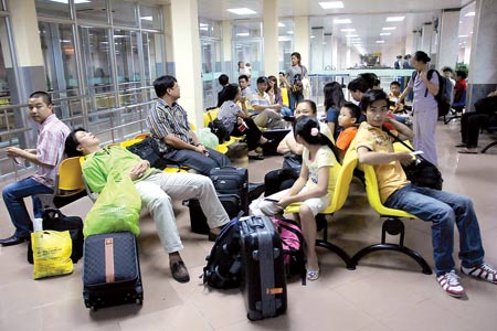  Hành khách vạ vật tại Sân bay Tân Sơn Nhất vì trễ chuyến bay - Ảnh: Lã Anh