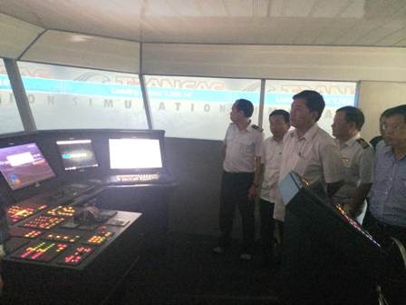 Bộ trưởng Đinh La Thăng thăm bể thử mô hình tàu thủy tại trường Đại học Hàng hải VN
