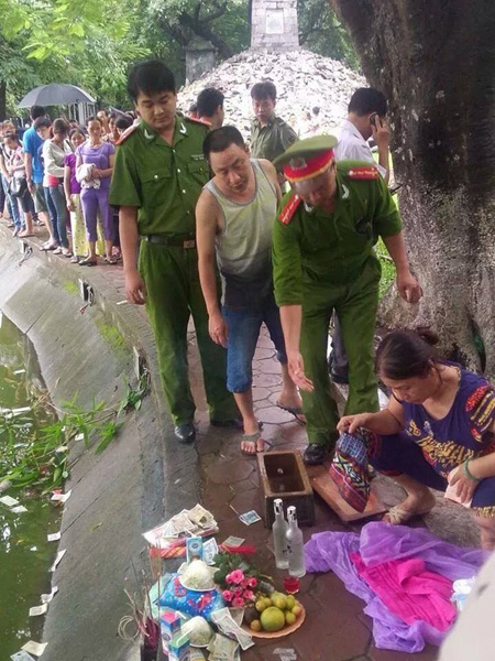 Người dân làm thủ tục mai táng cho đứa bé xấu số. (ảnh facebook.com)