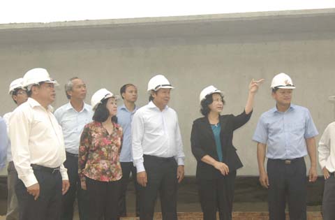 Đồng chí Nguyễn Thị Kim Ngân thăm công trường cầu Cửa Đại