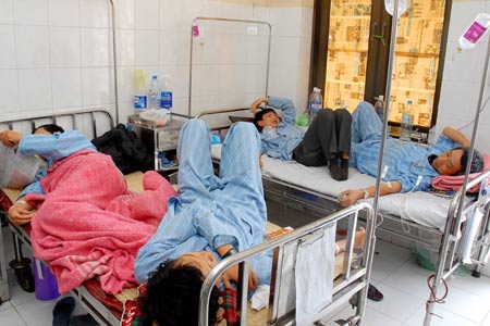 Bệnh nhân nằm ghép tại Bệnh viện Bệnh Nhiệt đới Trung ương - Ảnh: K.Linh