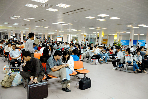 Tại Sân bay Tân Sơn Nhất, khách đi máy bay tỏ ra mệt mỏi vì phải chờ đợi nhiều giờ do hoãn chuyến