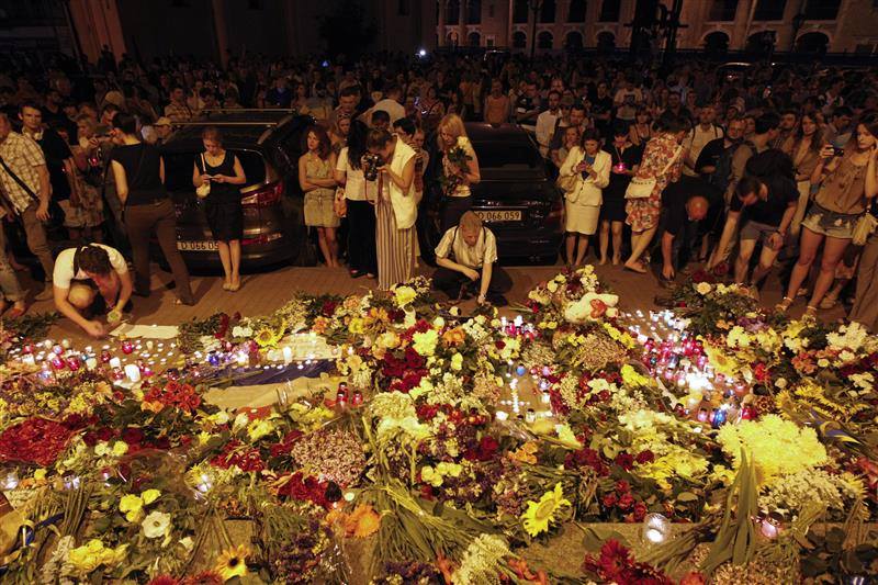 Những bó hoa tưởng nhớ các nạn nhân thiệt mạng trong vụ máy bay thảm khốc được đặt bên ngoài Đại sứ quán Hà Lan tại Kiev