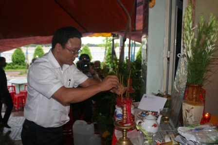 Phó chủ tịch chuyên trách Ủy ban ATGT Quốc gia thắp nén hương chia buồn với gia đình