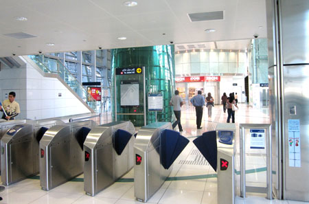 Hành khách sử dụng thẻ không tiếp xúc qua cửa soát vé tàu điện ngầm ở Dubai (ảnh do Thales cung cấp)