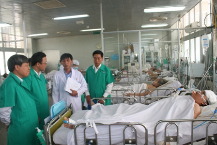Ông Khuất Việt Hùng (thứ 2 từ trái qua) thăm các nạn nhân đang điều trị tại Bệnh viện Chợ Rẫy