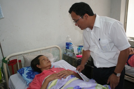 Ông Khuất Việt Hùng thăm hỏi, động viên một nạn nhân