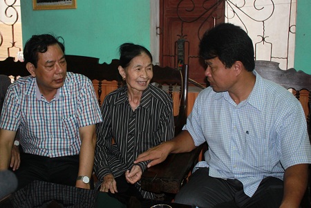 Chủ tịch Công đoàn ngành GTVT Đỗ Nga Việt, Giám đốc Sở GTVT Nghệ An - Nguyễn Hồng Kỳ thăm hỏi gia đình nữ anh hùng lược lượng vũ trang, cựu TNXP Hồ Thị Thu Hiền