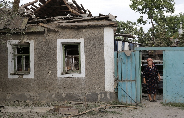 Một ngôi nhà người dân Luhansk bị phá hủy bởi các cuộc giao tranh giữa chính phủ Ukraine và phe ly khai