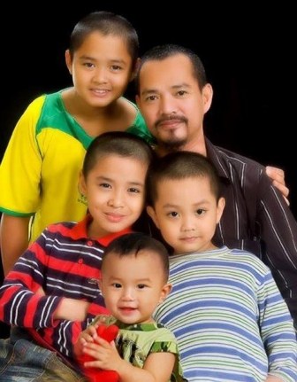 Nhạc sĩ Phạm Anh Cường và 4 đứa con trai của anh