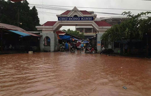 Cổng vào chợ Đông Kinh tại thành phố Lạng Sơn bị nước lũ cô lập - Ảnh: CTV Lạng Sơn