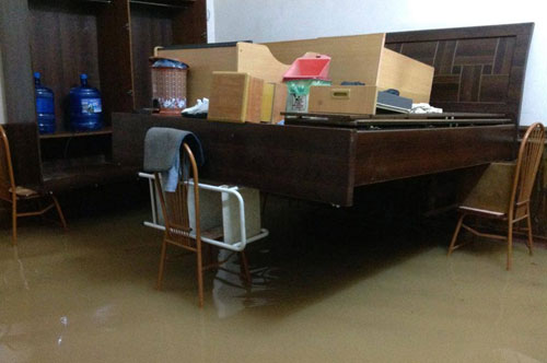 Nước lũ dâng cao gây ngập úng nhiều nhà dân và khu chợ dân sinh ven sông Kỳ Cùng tại thành phố Lạng Sơn - Ảnh: CTV Lạng Sơn