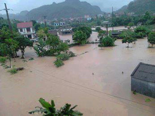 Nhiều khu dân cư trong thành phố Lạng Sơn cũng bị nước lũ bao vây, cô lập - Ảnh: CTV Lạng Sơn