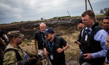 Alexander Hug – Đội phó Đội Giám sát đặc biệt của OSCE cử đến Ukraine đang nói chuyện với chỉ huy quân ly khai tại hiện trường máy bay rơi – làng Grabovo, Đông Ukraine 