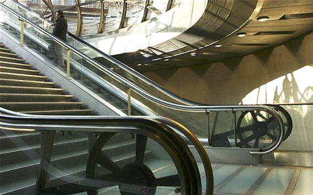 Một thang máy ngoại cỡ tại sân ga tàu điện ngầm của Pháp