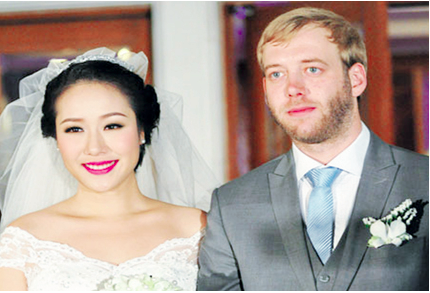 Nụ cười rạng rỡ của Hoa hậu Ngô Phương Lan trong ngày cưới