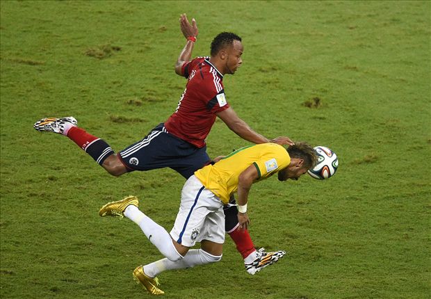 Pha vào bóng của Zuniga khiến Neymar chấn thương