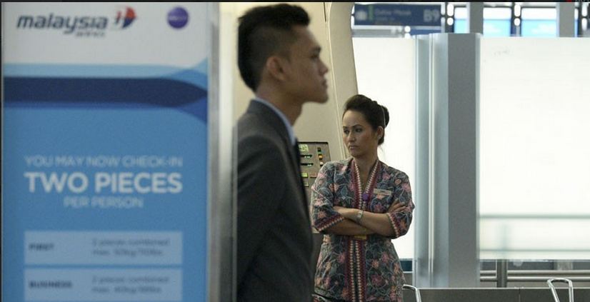 Nhân viên của Malaysia Airlines tại quầy check - in ở Sân bay quốc tế Kuala Lumpur.JPG