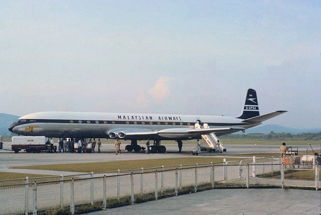 MAS được thành lập ngày 1/5/1946, với tên gọi Malayan Airways, sau được đổi thành Malaysian Airways khi Malaysia giành độc lập. Sau đó, hãng này một lần nữa đổi tên thành Malaysia-Singapore Airlines. Năm 1972, Malaysia-Singapore Airlines được tách ra thành Malaysian Airline System (MAS) và Singapore Airlines.