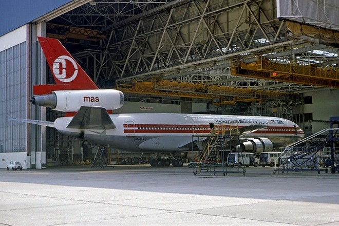 Năm 1976, sau khi mua máy bay DC-10-30, MAS bắt đầu khai thác các tuyến bay từ Kuala Lumpur đi Amsterdam (Hà Lan), Paris (Pháp) và Frankfurt (Đức).