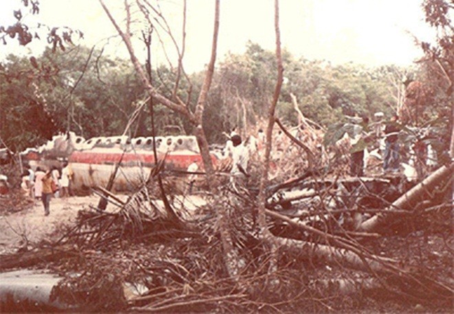 Ngày 4/12/1977, MAS gặp tai nạn chết người đầu tiên. Chiếc Boeing 737-200 số hiệu 653 của hãng này bị không tặc tấn công và rơi tại Tanjung Kupang, Johor, khiến 100 người trên máy bay thiệt mạng.