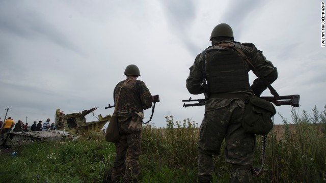 Quân lính Nga canh gác khi đoàn cua Tổ chức An ninh và Hợp tác Châu Âu tới hiện trường. Ảnh: CNN