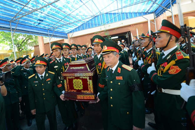 Các chiến sĩ, đồng đội đến chia buồn cùng gia đình người thân Thượng úy Nguyễn Văn Tuấn.