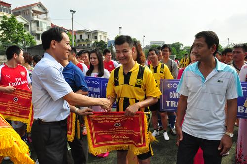 Phó Chủ tịch Công đoàn GTVT tặng cờ lưu niệm cho các đội bóng