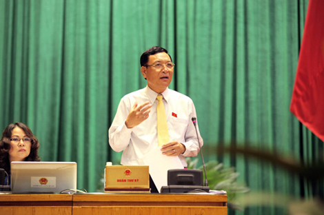 Bộ trưởng Giáo dục và Đào tạo Phạm Vũ Luận trả lời chất vấn tại kỳ họp thứ 7 (tháng 6/2014)