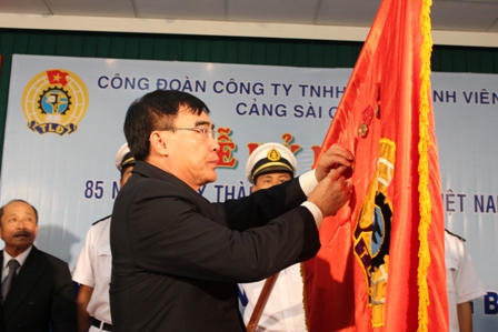 Thừa ủy quyền của Chủ tịch nước, ông Lê Công Minh - Bí thư Đảng ủy khối cơ sở Bộ GTVT gắn Huân chương lên cờ truyền thống