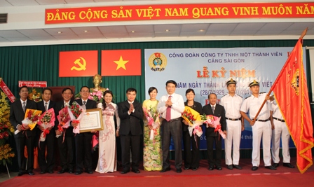 Đại diện lãnh đạo, Công đoàn Cảng Sài Gòn vui mừng đón nhận Huân chương Độc lập hạng Ba của Chủ tịch nước
