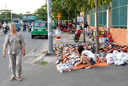 Tình trạng lấn chiếm lòng lề đường diễn ra khá phổ biến ở Hà Nội 