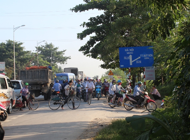 Cứ mỗi buổi sáng, công nhân làm việc tại KCN Hoàng Long lại đi ngược chiều tới chỗ làm