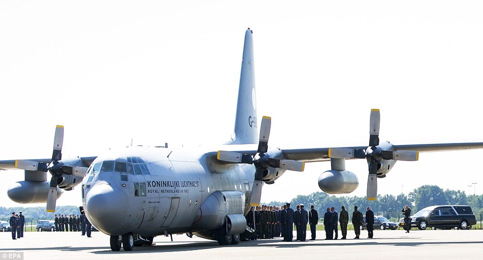 Một trong hai chiếc máy bay chở xác nạn nhân Mh17 là máy bay quân sự C-130 Hercules của Không lực Hà Lan