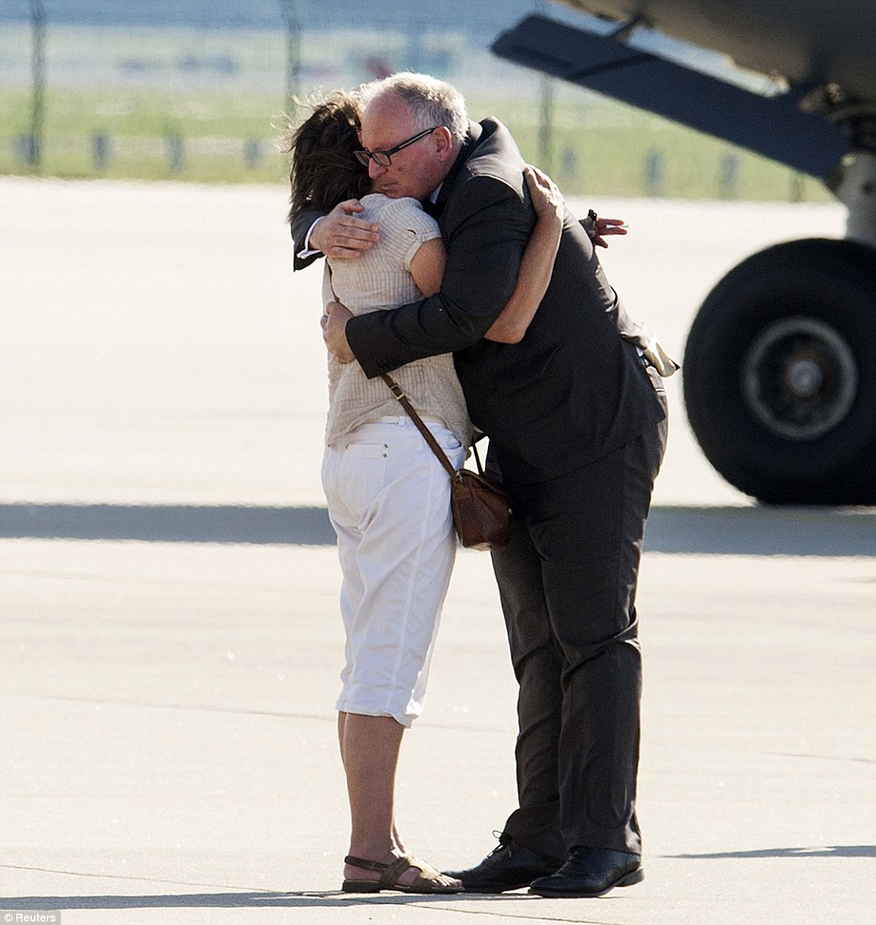 Bộ trưởng Ngoại giao Hà Lan, Frans Timmermans động viên người thân nạn nhân trong vụ máy bay rơi