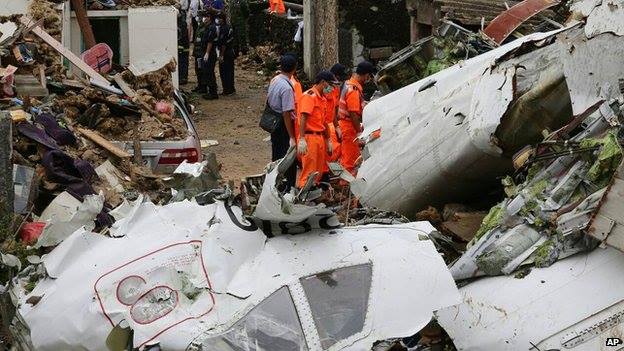 Máy bay rơi khiến nhiều tòa nhà trong làng gần sân bay Mã Công, Bành Hồ bị sập