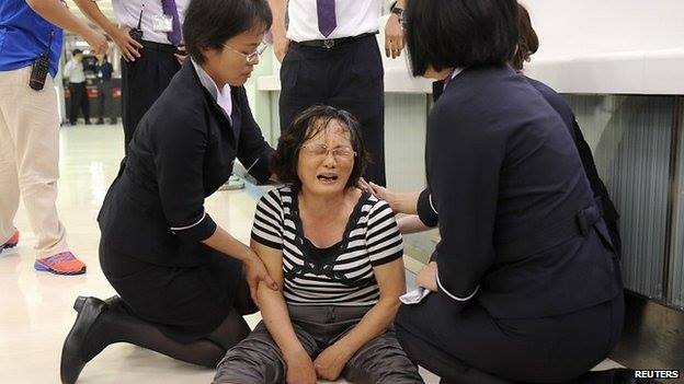 Người nhà nạn nhân ngồi sụp xuống đất khi nghe tin dữ về người thân tại sân bay Cao Hùng