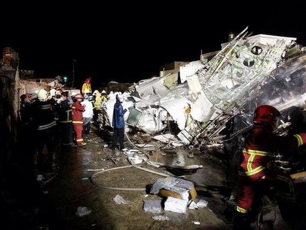 Hiện trường vụ máy bay rơi tại Đài Loan. ảnh Appel Daily