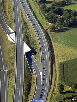 Tuyến đường cao tốc từ sân bay Eindhoven và Hilversun đã được phong tỏ ngoại trừ đoàn xe chở 40 chiếc quan tài thi thể nạn nhân chuyến bay MH17
