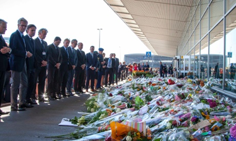 Phó Chủ tịch phụ trách khu vực của Malaysia Airlines Huib Gorter, Chủ tịch kiêm GĐĐH Hãng hàng không quốc Gia Hà Lan, Chủ tịch kiêm GĐĐH Schiphol Jos Nijhuis đặt hoa tưởng niệm các nạn nhân tại sân bay Schiphol. Ảnh: Reuters
