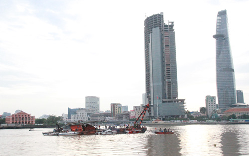 Hiện trường vụ chìm sà lan trên sông Sài Gòn