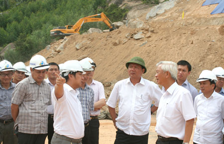 Ông Hồ Minh Hoàng - Tổng giám đốc Công ty CP Đèo Cả (người chỉ tay) báo cáo với Bộ trưởng Đinh La Thăng tiến độ hầm Đèo Cả