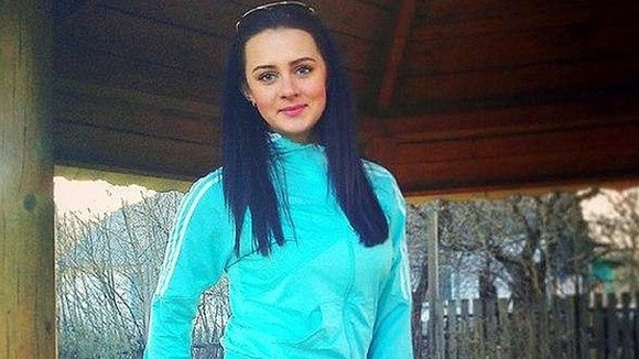 Ekaterina Parkhomenko bị chỉ trích khi đăng hình ảnh dùng mascara lấy từ hiện trường tan nạn MH17