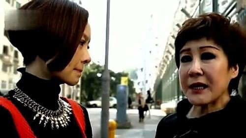 Nữ minh tinh Đinh Phối (phải) năm nay đã 67 tuổi, nhận lời tham gia talkshow của MC Lỗ Dự (trái).