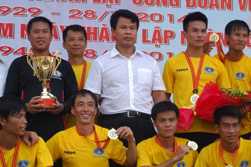 Chủ tịch Công đoàn GTVT Đỗ Nga Việt trao cúp và chụp ảnh lưu niệm cùng đội vô địch