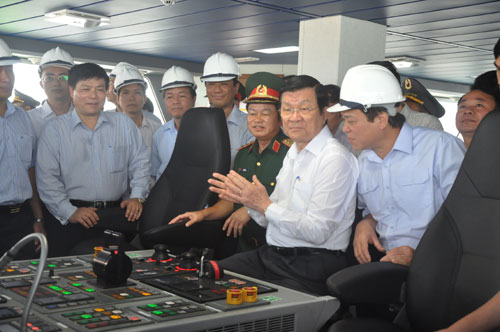 Chủ tịch nước Trương Tấn Sang kiểm tra tiến độ đóng tàu kiểm ngư KN 782 - Ảnh: Thúy Hằng