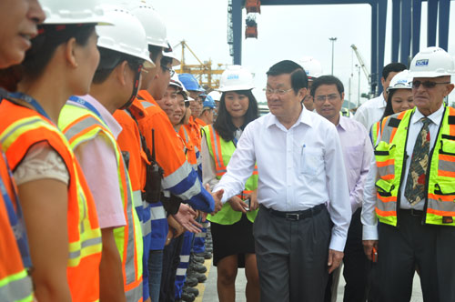Chủ tịch nước Trương Tấn Sang tới thăm, làm việc tại Công ty TNHH Cảng container quốc tế Cái Lân CICT tại TP Hạ Long - Ảnh: Thúy Hằng