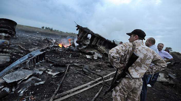 Binh sỹ phe ly khai bên cạnh tàn tích máy bay MH17